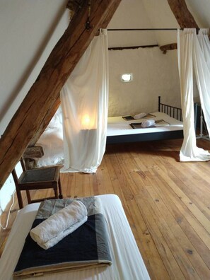 Talo, useita sänkyjä | 2 makuuhuonetta, silitysrauta/-lauta, ilmainen Wi-Fi, vuodevaatteet