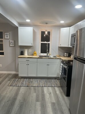 Frigorifero, microonde, forno, piano cottura