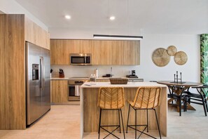 Geladeira, micro-ondas, fogão, cooktop