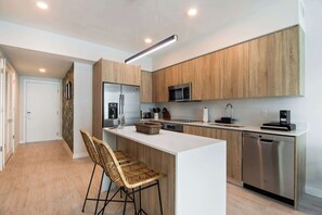 Geladeira, micro-ondas, fogão, cooktop