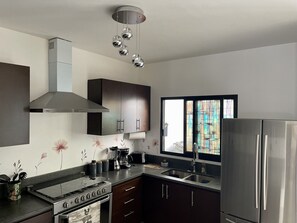 Een koelkast, een magnetron, een oven, een kookplaat