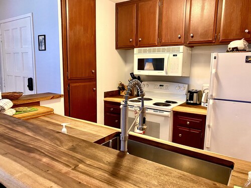 Fabulous Location Near Restaurants and Shopping