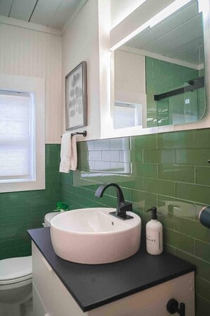 Shower, hair dryer, towels, soap - Sleek & Cozy Condo Prime Location Run by Owners (Fort Lauderdale)