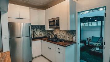 Fridge, microwave, oven, coffee/tea maker