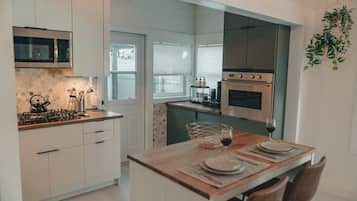 Fridge, microwave, oven, coffee/tea maker