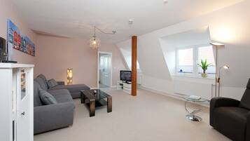 Fernseher, DVD-Player, Bücher, Musikbibliothek