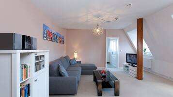 Fernseher, DVD-Player, Bücher, Musikbibliothek