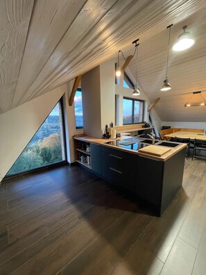 Frigorifero, microonde, forno, piano cottura