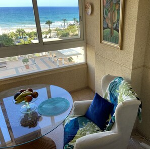 Een smart-tv, een tafeltennistafel en een kantoor