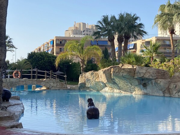 Alberca techada y alberca al aire libre