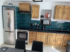 冰箱、微波炉、烤箱、炉灶