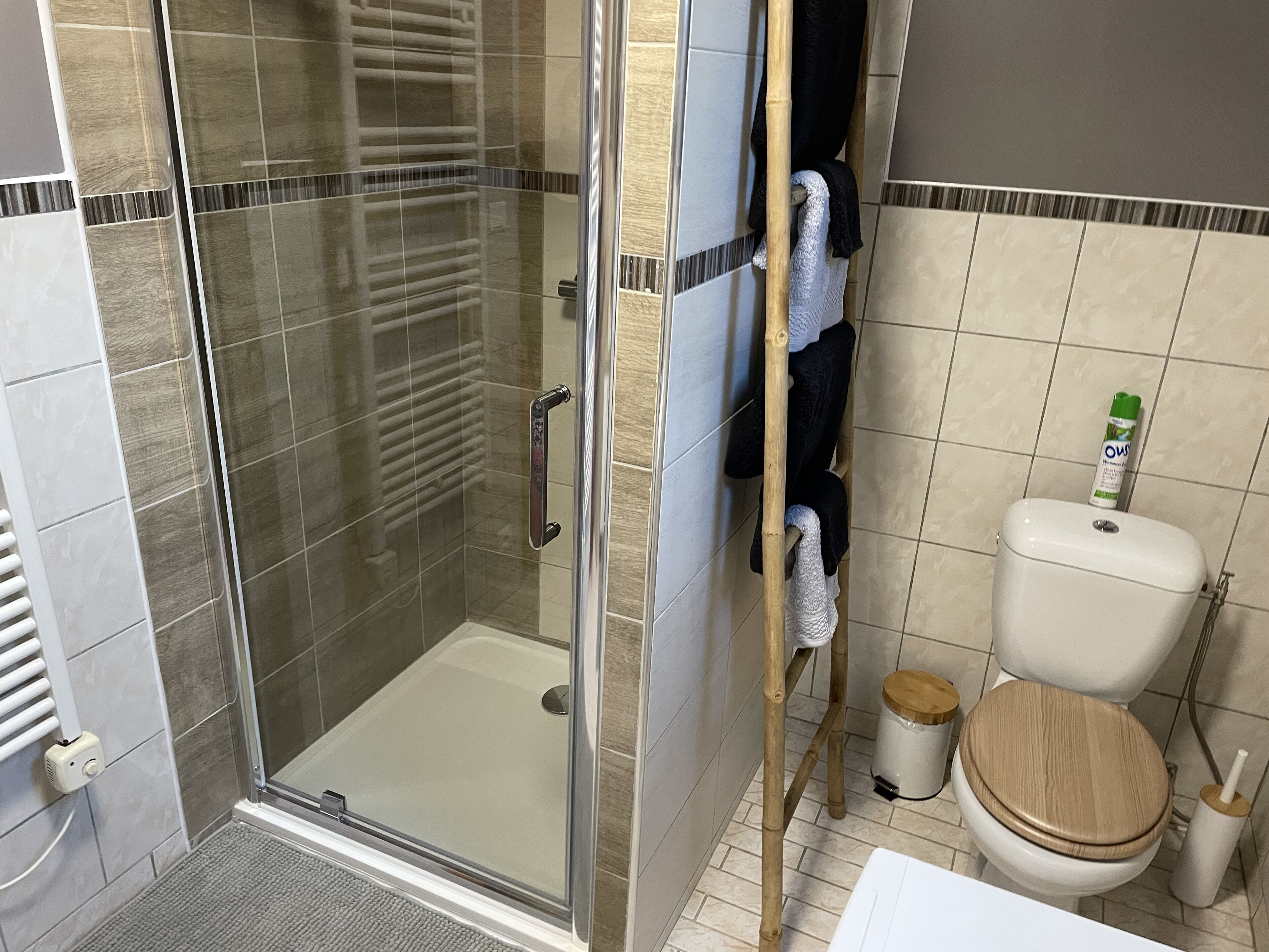 Douche, sèche-cheveux, serviettes fournies