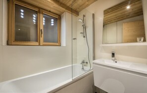 Shower, hair dryer - Hypercentre : Spacious, comfortable apartment - sleeps up to 8 (Megève)