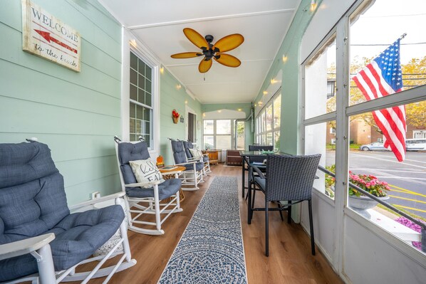 A room with rocking chairs, a dining table, and a ceiling fan. - Cozy Chic Apt 2 Blocks to Beach & Main Ave | Kitchenette | Near Asbury Boardwalk (Ocean Grove)