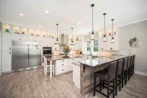 Kylskåp, mikrovågsugn, ugn och spishäll