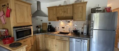 Réfrigérateur, micro-ondes, four, lave-vaisselle