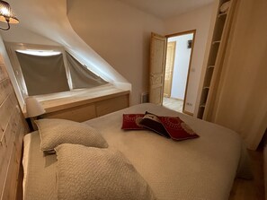 3 bedrooms, iron/ironing board, free WiFi