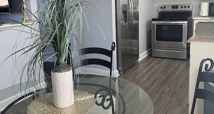 Bed & Breakfast at Tiffany's 3 Bedrooms/ 2 Bathrooms/1Movie Room