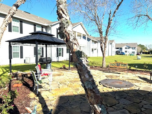 Colony Club N8 remodeled  2 bd 2  ba condo located approx 4 miles from beach