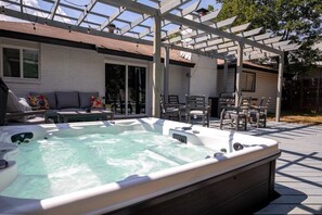 Terrace/patio - Willie's Central Austin Getaway w/ Jacuzzi (Austin)