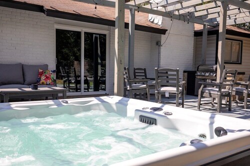 Willie's Central Austin Getaway w/ Jacuzzi