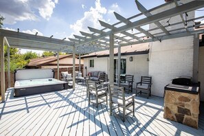 Terrace/patio - Willie's Central Austin Getaway w/ Jacuzzi (Austin)
