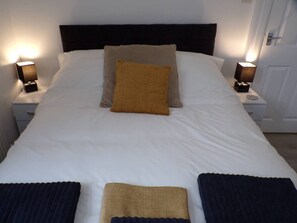 Apartment | 2 bedrooms, iron/ironing board, free WiFi, bed sheets - Inviting 3-bed Apartment in Southend-on-sea (Southend-on-Sea)