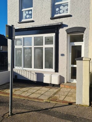 Apartment | Exterior - Inviting 3-bed Apartment in Southend-on-sea (Southend-on-Sea)