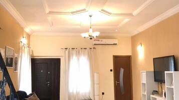 4 bedrooms, iron/ironing board, bed sheets