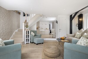 TV - As a result of winning the land in a poker game at the turn of the 20th century, Winacres Cottage is (Box, near Stroud)