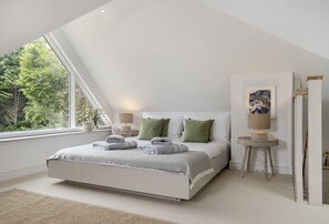 2 bedrooms, iron/ironing board, internet, bed sheets