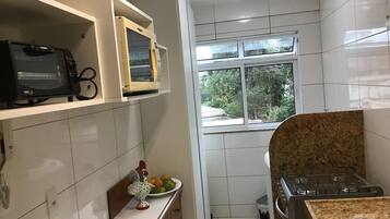 Geladeira, micro-ondas, fogão, cooktop