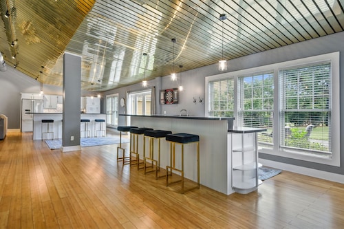 Charming Cottage & Guest House 1 Block to Beach with Oaks and water views 