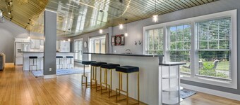 Charming Cottage & Guest House 1 Block to Beach with Oaks and water views 