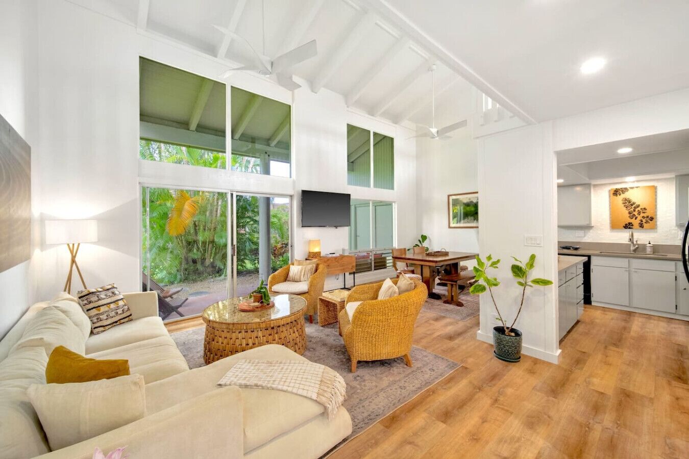 TV connectée, livres, espaces bureaux