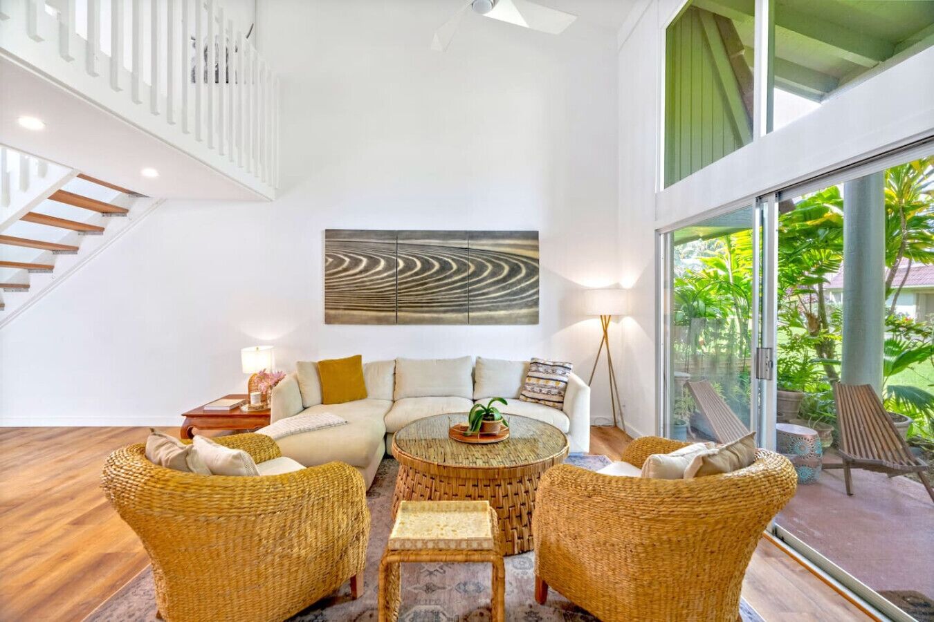 Smart TV, libros, oficina