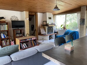 TV, fireplace, books - House with pool access, independent garden and terrace, fireplace. Luminous (Volx)