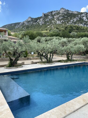 Maison avec accès piscine,  jardin et terrasse indépendants, cheminée . Lumineux