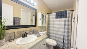 Shower, hair dryer, towels, soap - Relaxing Foothills Home RV Hookup and Parking (Yuma)