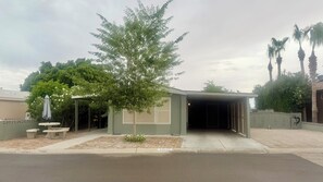 Outdoor dining - Relaxing Foothills Home RV Hookup and Parking (Yuma)