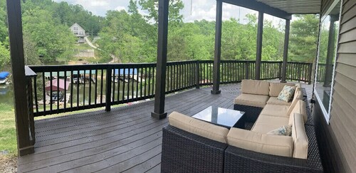 LAKEHOUSE in cove with dock!  By The Ark Encounter