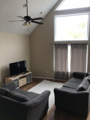 Smart TV - LAKEHOUSE in cove with dock!  By The Ark Encounter (Dry Ridge)