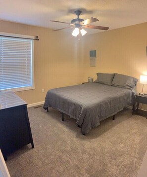 2 bedrooms, travel crib, free WiFi, bed sheets - LAKEHOUSE in cove with dock!  By The Ark Encounter (Dry Ridge)