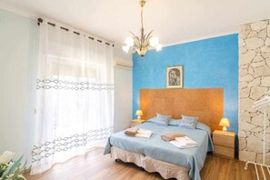 6 habitaciones, tabla de planchar con plancha, cuna de viaje y wifi 