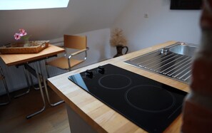 Een koelkast, een vaatwasser, een koffiezetapparaat/waterkoker