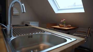 Fridge, dishwasher, coffee/tea maker, electric kettle