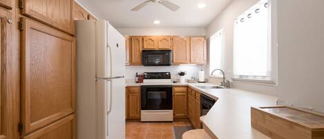 Refrigerador, microondas, horno, placa de cocina