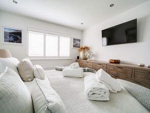 3 bedrooms, iron/ironing board, travel crib, free WiFi