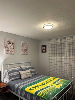 3 habitaciones, escritorio, tabla de planchar con plancha y wifi gratis