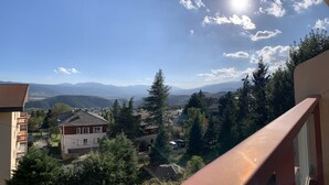 A residential area with houses, trees, and mountains in the background. - Apartment in residence with superb view and parking (Font-Romeu-Odeillo-Via)